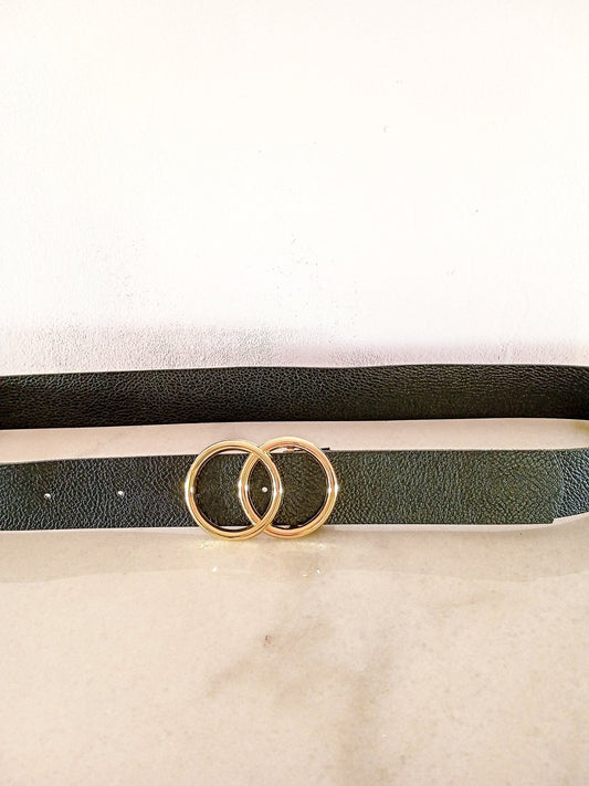 Cinturón con hebilla metálica