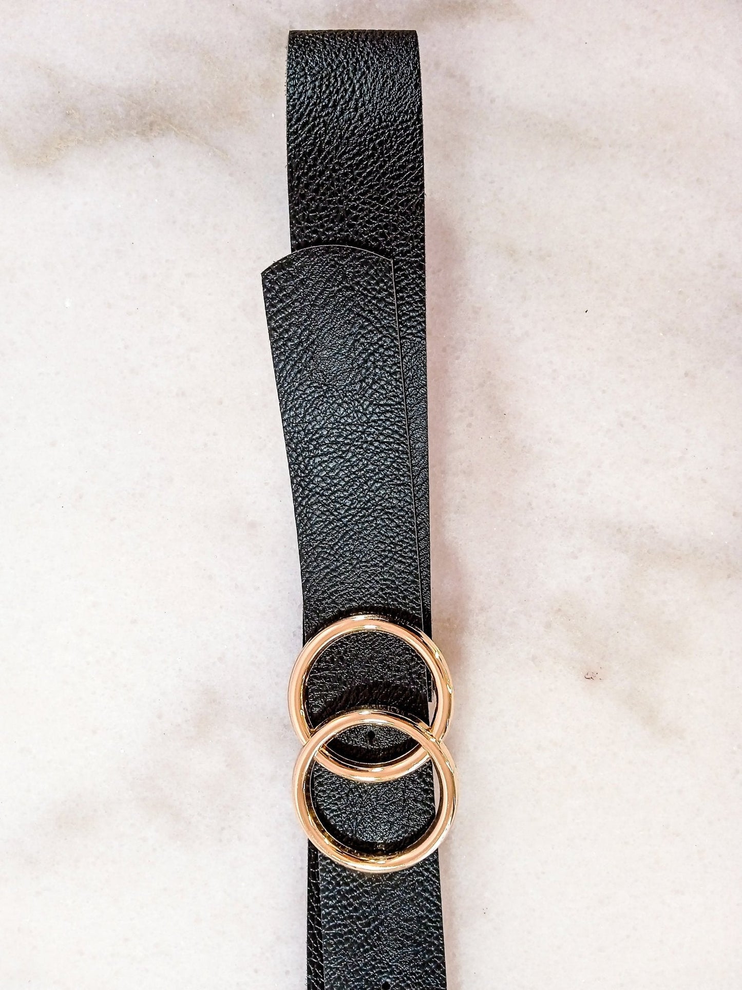 Cinturón con hebilla metálica